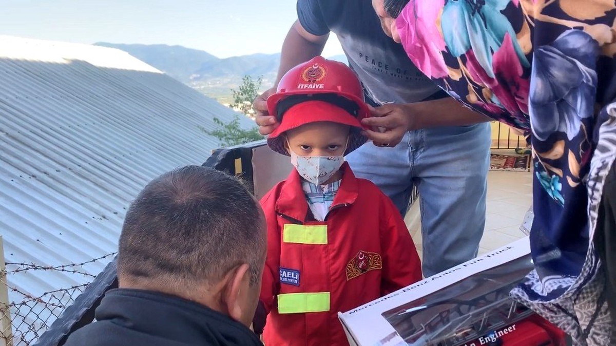 3 yaşındaki lösemi hastası Ahmet\'in itfaiyecilik hayali gerçek oldu