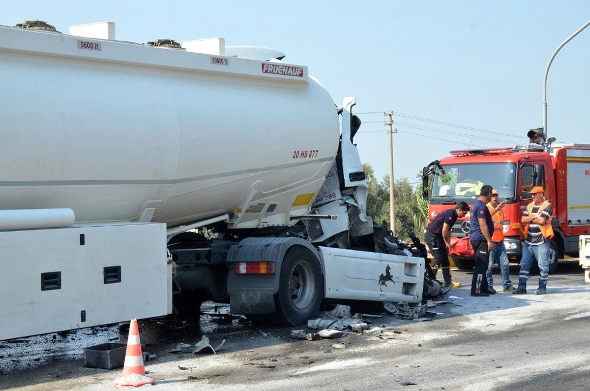 Akaryakıt tankeri tıra çarptı, faciaya ramak kaldı