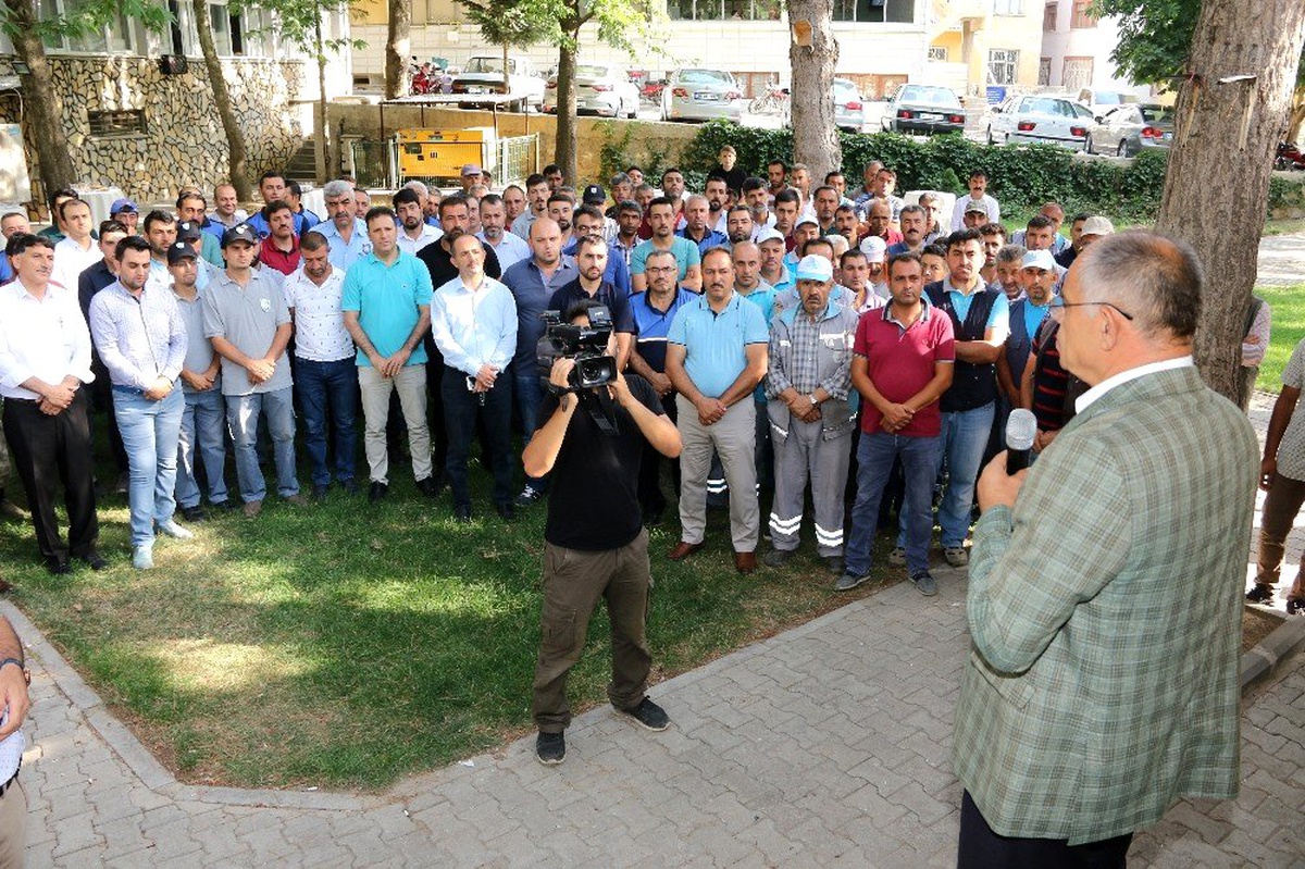 Başkan Öztürk Belediye Çalışanlarıyla Bayramlaştı
