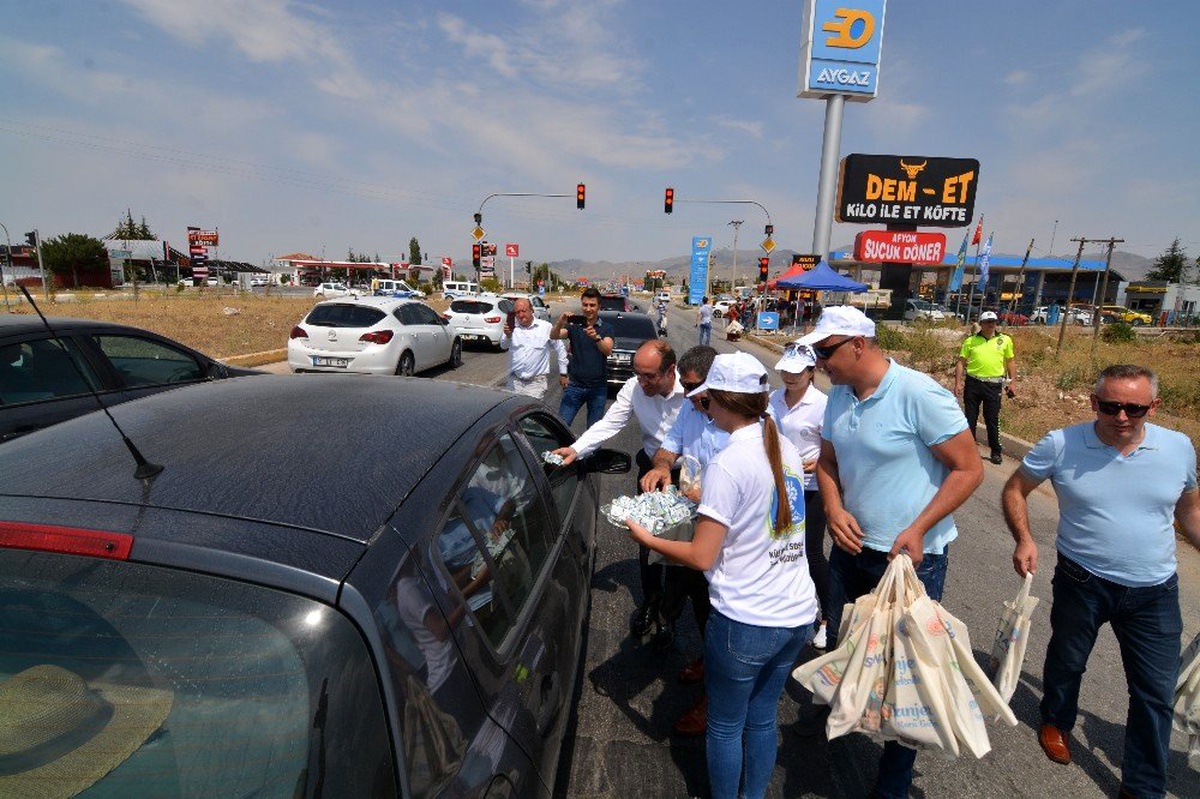 Bayram tatili dönüşü Sandıklı\'dan geçenlere yöresel ikramlar