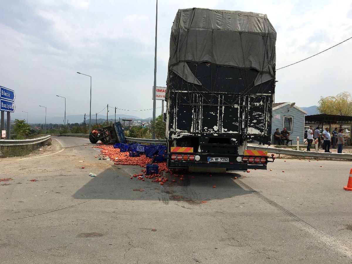 Bilecik\'te domates yüklü traktöre kamyon çarptı: 3 yaralı