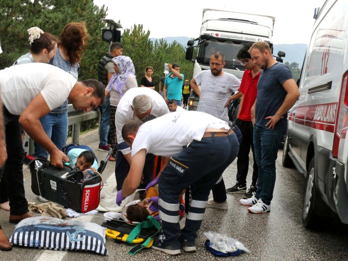 Bolu\'da, tırla çarpışan otomobildeki 1\'i çocuk 6 kişi yaralandı