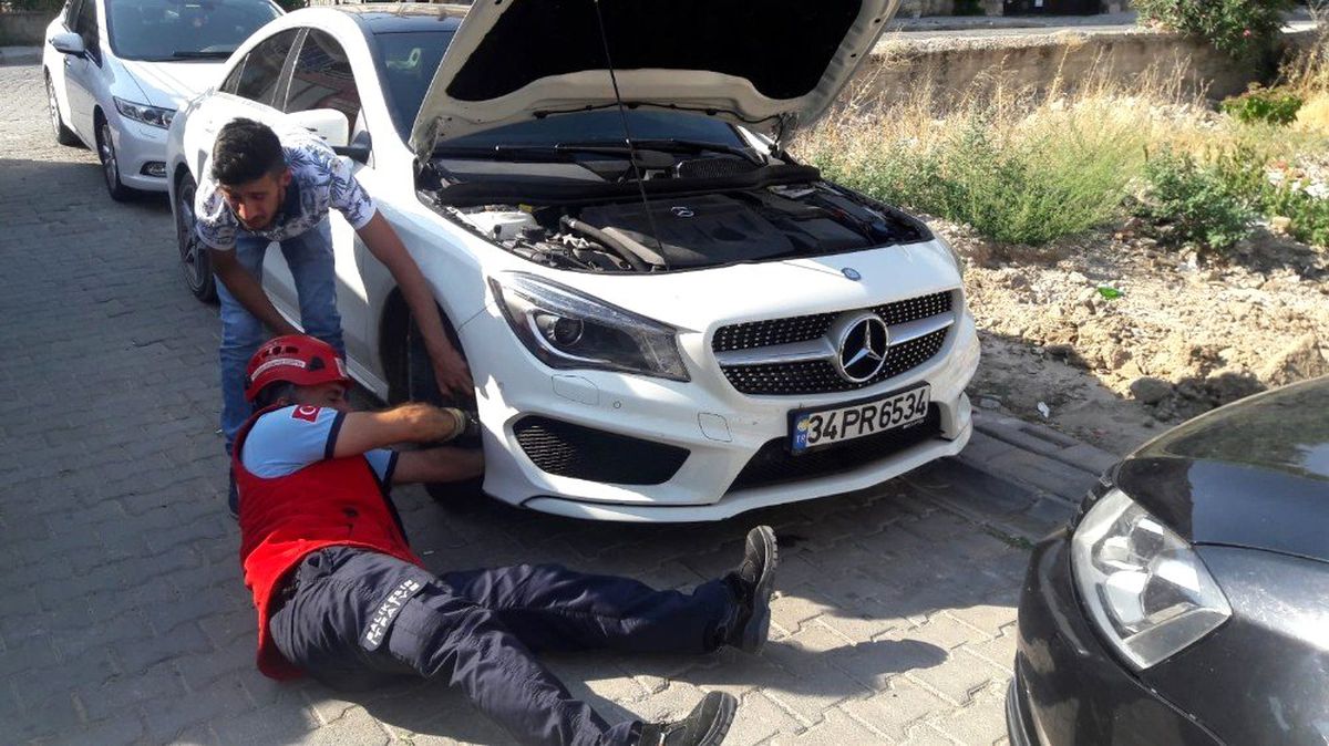 Burhaniye\'de aracın motoruna giren kediyi itfaiye çıkardı