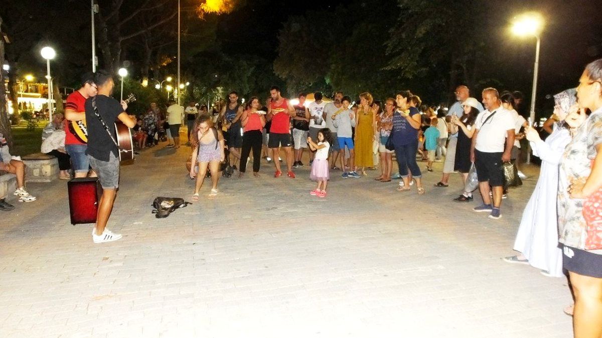 Burhaniye\'de iki arkadaşın sokak konseri ilgi gördü