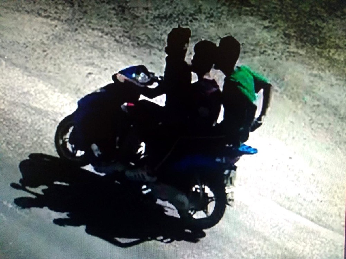 Çaldıkları motosikletle kaçarken kameraya yakalandılar