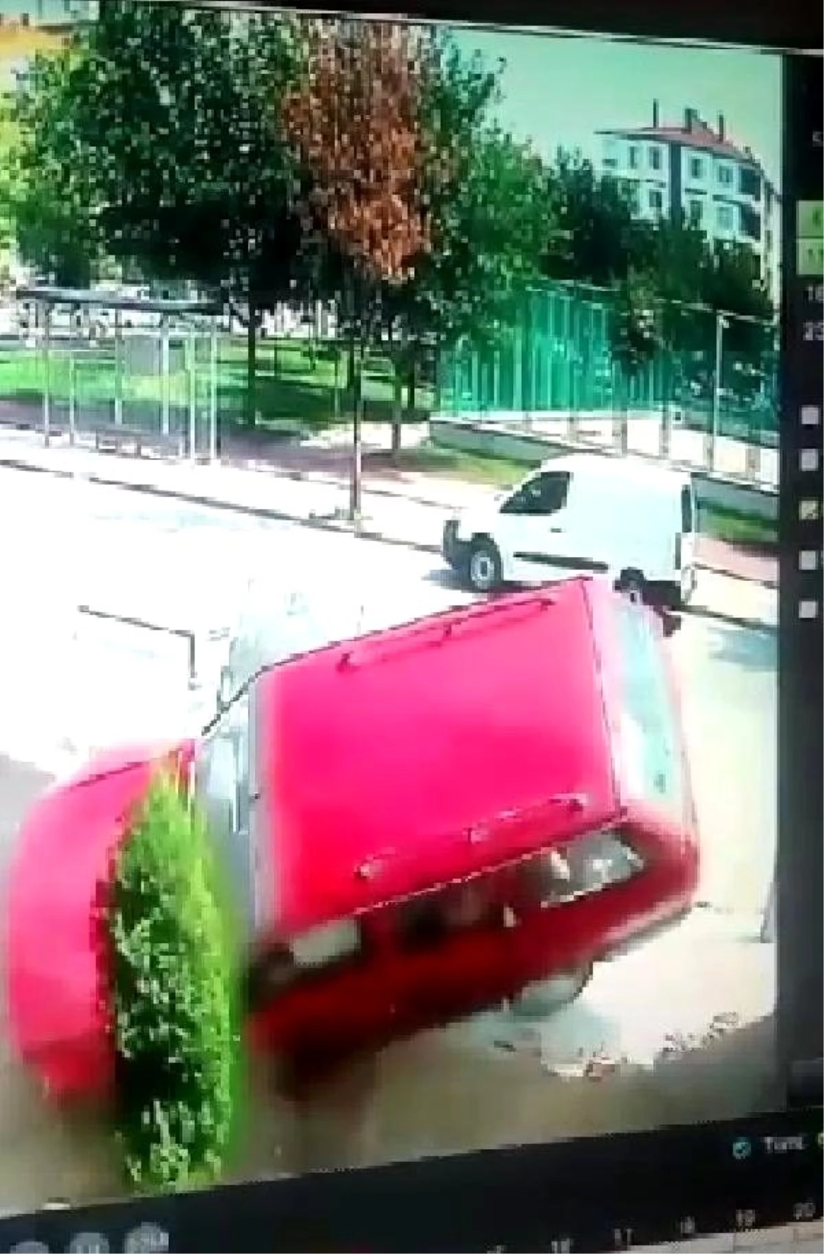 Çarpışan otomobillerden biri, bahçeye uçtu: 7 yaralı