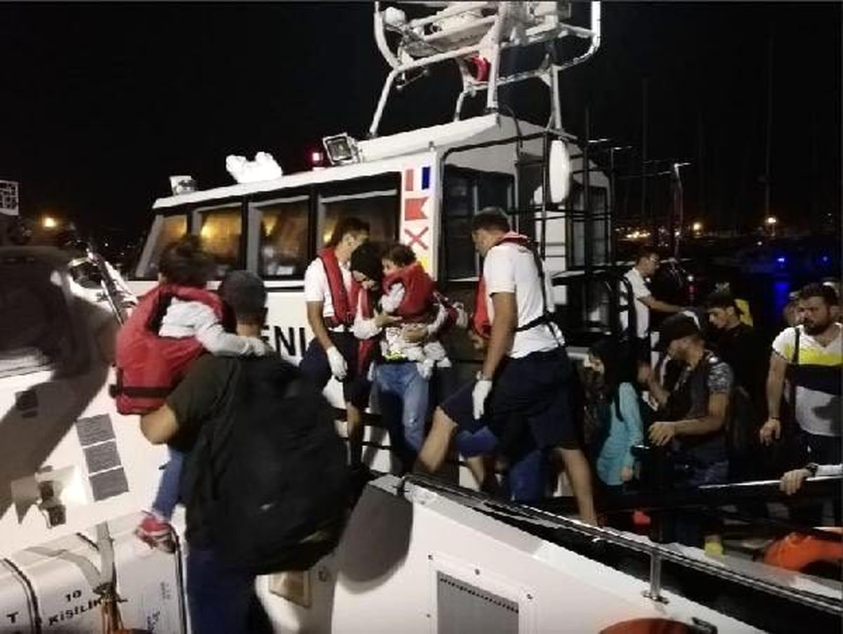 Çeşme ve Dikili\'de 130 kaçak göçmen yakalandı