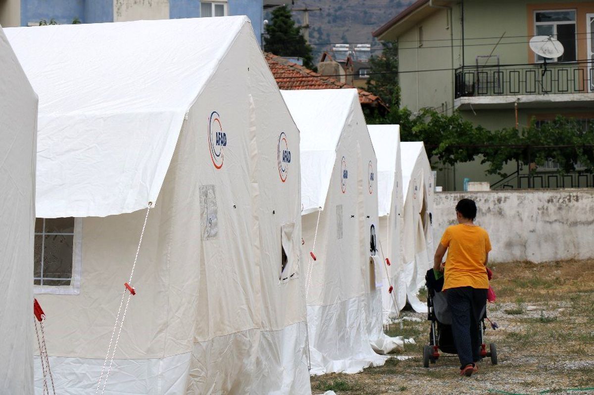 Deprem bölgesinde çadırda yaşam devam ediyor