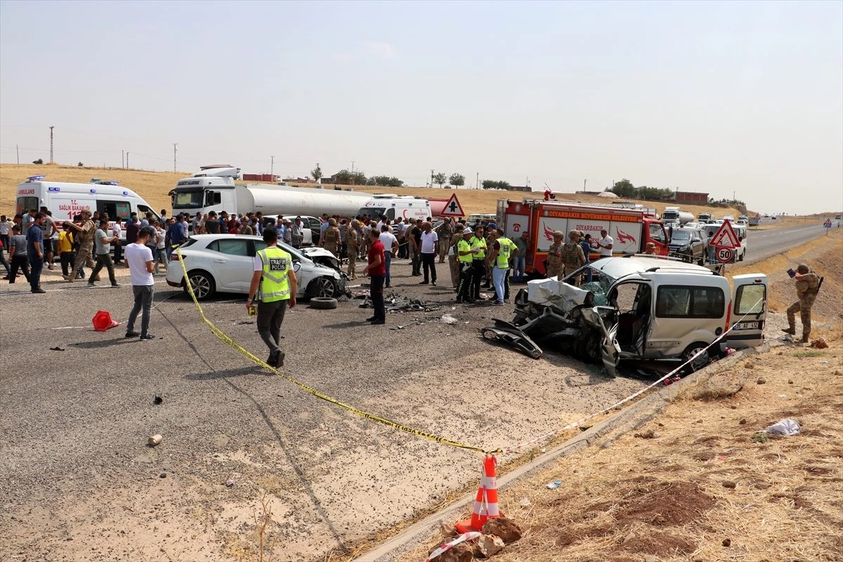 Diyarbakır\'da zincirleme trafik kazası: 2 ölü, 8 yaralı