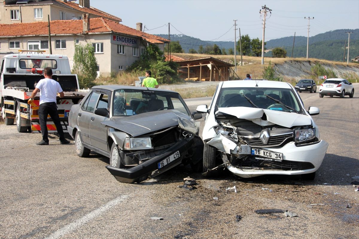 Domaniç\'te trafik kazası: 2 yaralı
