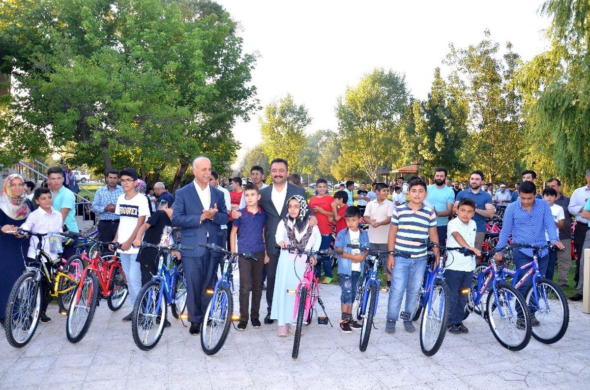 Elbistan Belediyesi\'nden 100 çocuğa bisiklet