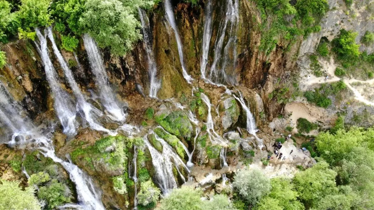 Erzincan\'da tatilciler serinlemek için şelalelere akın etti