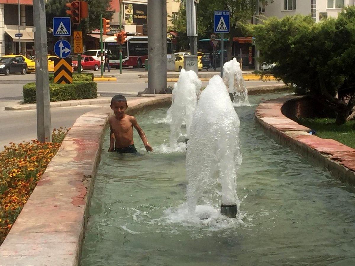 Eskişehir\'de sıcaktan bunalan çocukların suda tehlikeli oyunu