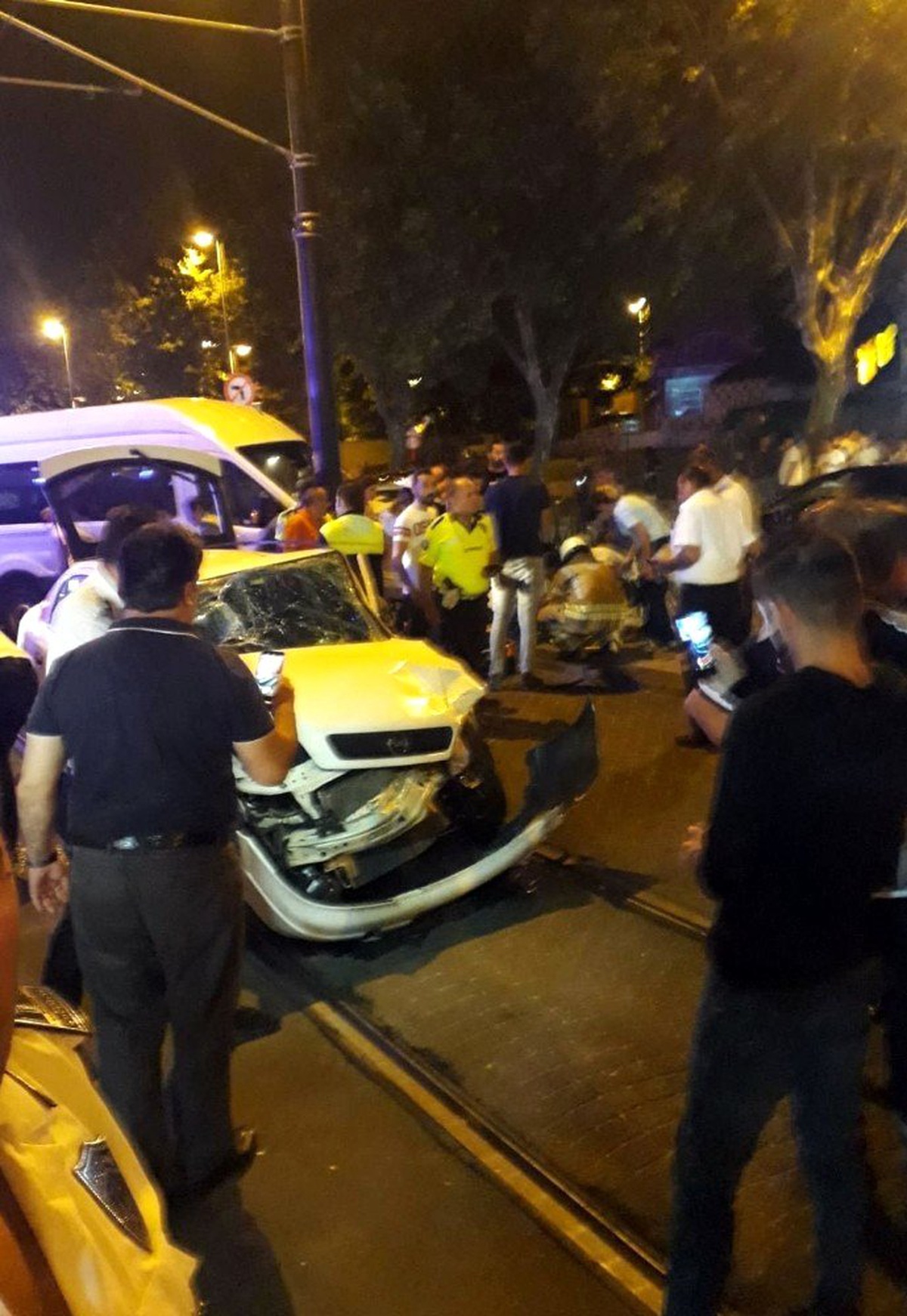 Fatih\'te polis aracı ile otomobil çarpıştı: 1\'i polis 7 yaralı