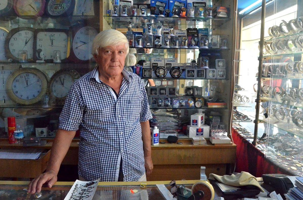 Hediyeyle başladı, 60 yıldır saat satıyor