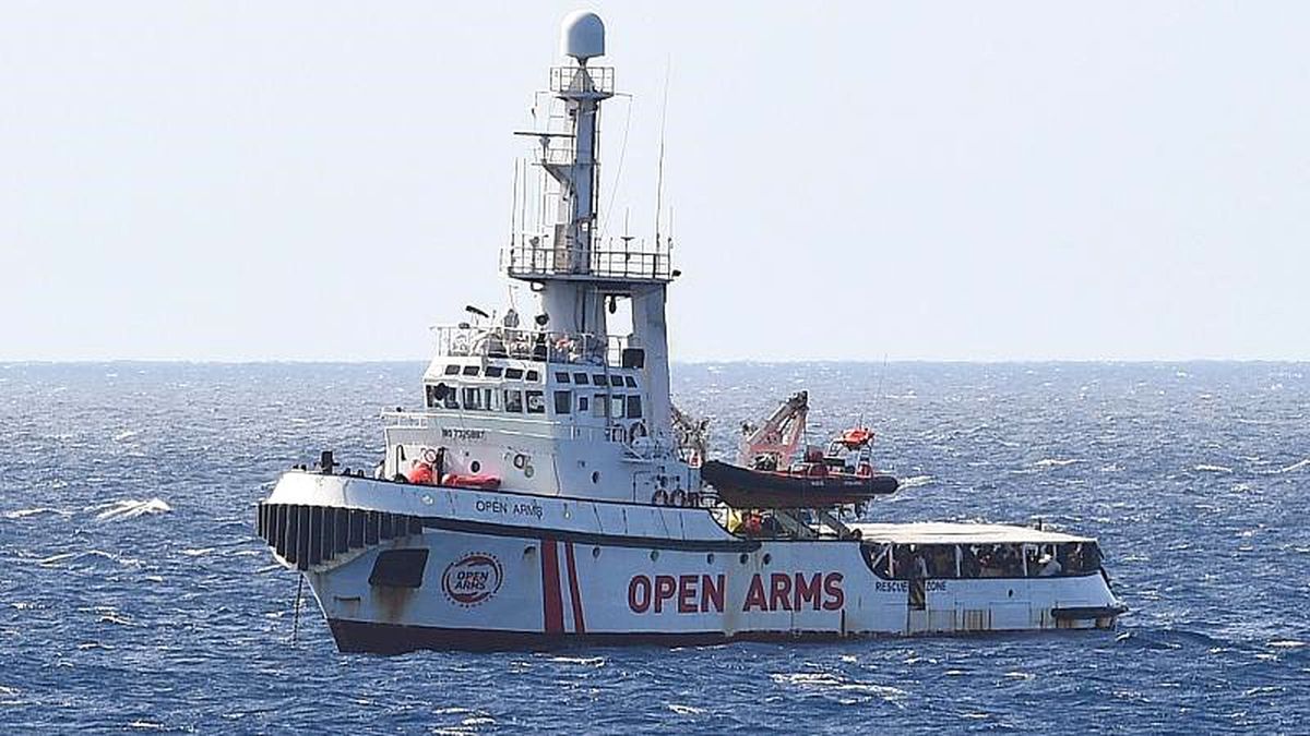 İtalya\'nın denizde bıraktığı Open Arms gemisindeki göçmenleri İspanya kabul ediyor
