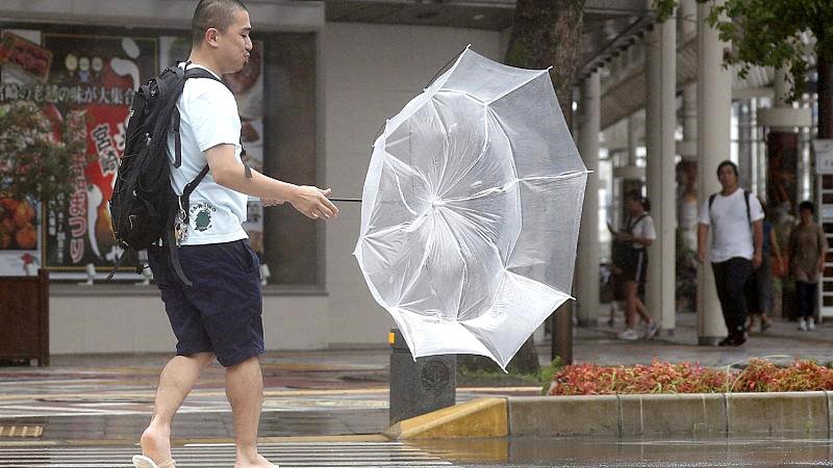 Japonya\'da fırtına alarmı: Yarım milyon kişiye tahliye çağrısı; uçak ve tren seferleri iptal