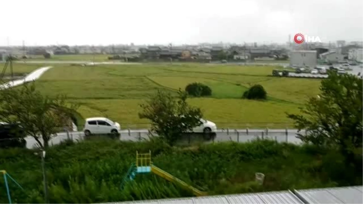 Japonya\'da beklenen fırtına hayatı felç etti! 600 bin kişi tahliye edilecek
