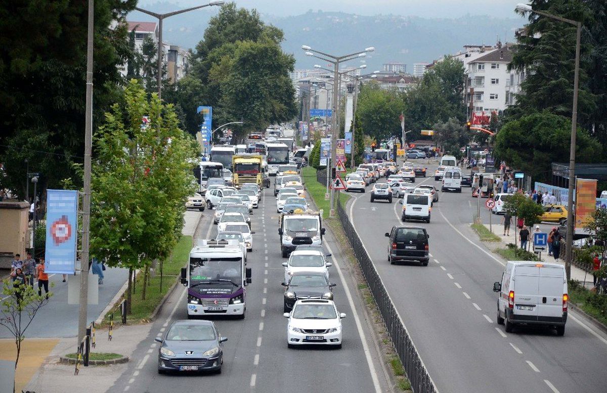 Karadeniz Sahil Yolu\'nda bayram trafiği