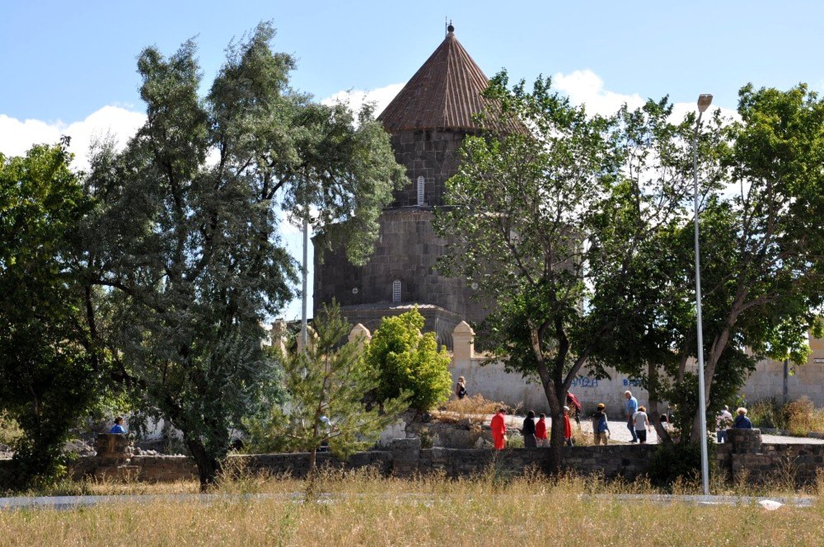 Kars\'a yerli ve yabancı turistlerden yoğun ilgi