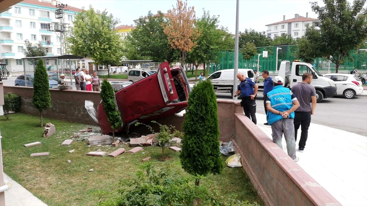 Kaza yapan otomobil bahçeye düştü: 7 kişi yaralandı