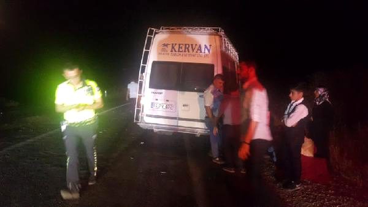 Kına gecesine gidenlerin olduğu minibüs ile otomobil çarpıştı: 5 yaralı