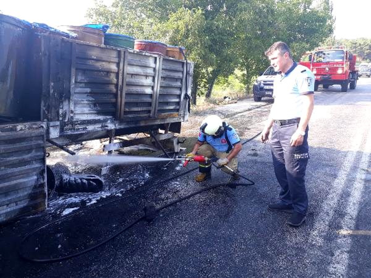 Lastiği patlayan TIR dorsesi alev aldı