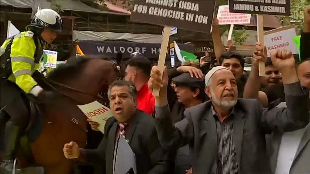 Londra\'da Keşmir protestosu: Modi savaşma çay yap!