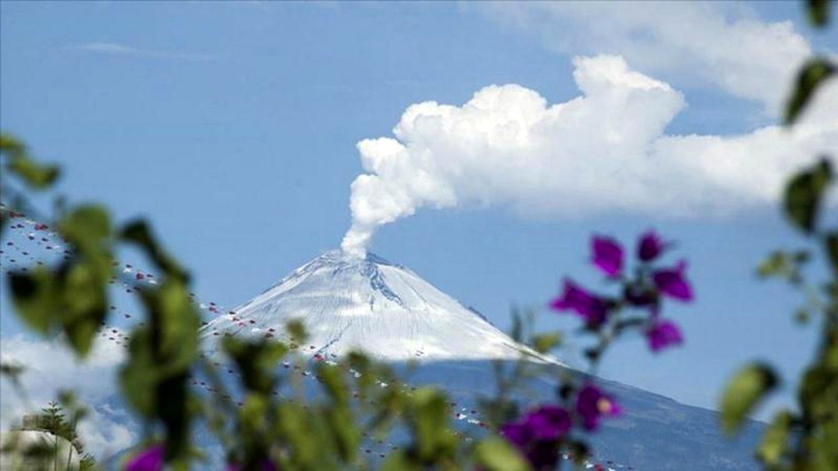 Meksika: Popocatepetl Yanardağı\'nın patlama anı görüntülendi