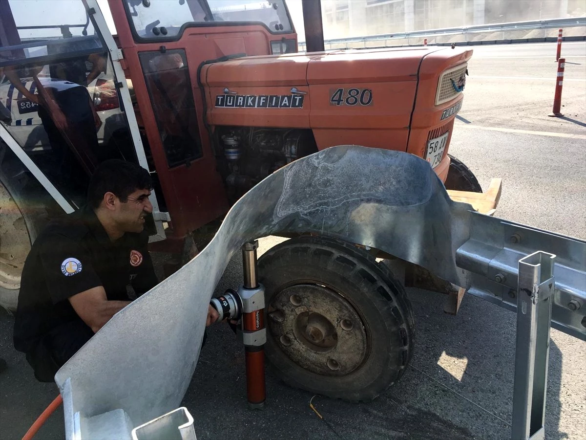 Ön tekeri bariyere sıkışan traktörü itfaiye kurtardı