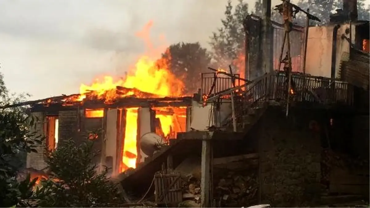 Rize\'de, dar yolda itfaiye ulaşamadı, 3 katlı ev kül oldu