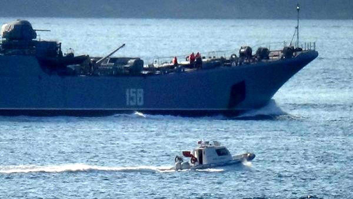 Rus savaş gemisi \'Caesar Kunikov\' Çanakkale Boğazı\'ndan geçti