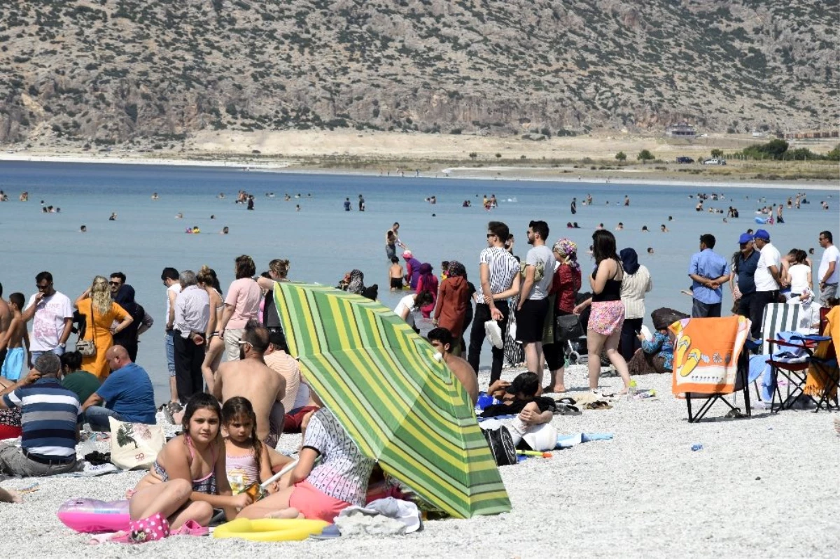 Salda Gölü bayramda 40 bin tatilci ağırladı