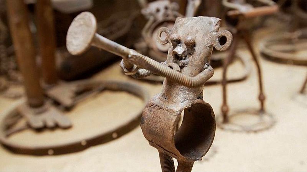 Senegalli bisiklet tamircisi terk edilmiş bisikletleri sanata dönüştürüyor