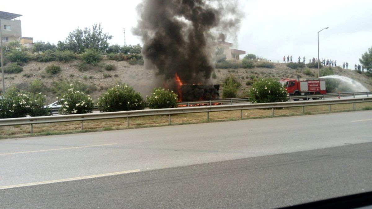 HATAY - Seyir halindeki tır alev alev yandı