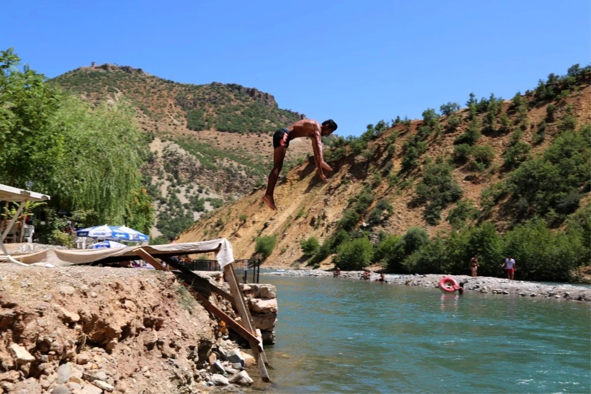 Sıcaklar arttı, Munzur ve Pülümür çayı serinlemek isteyenlerle doldu