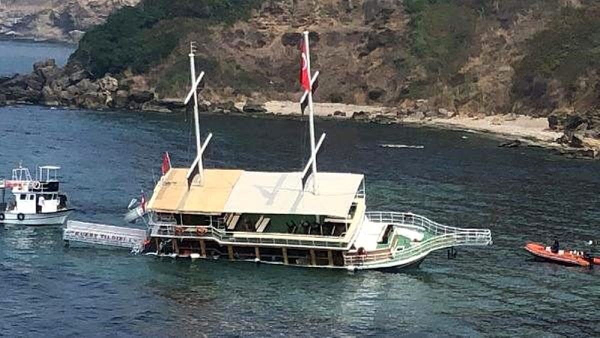 Sinop\'ta, gezi teknesi karaya oturdu