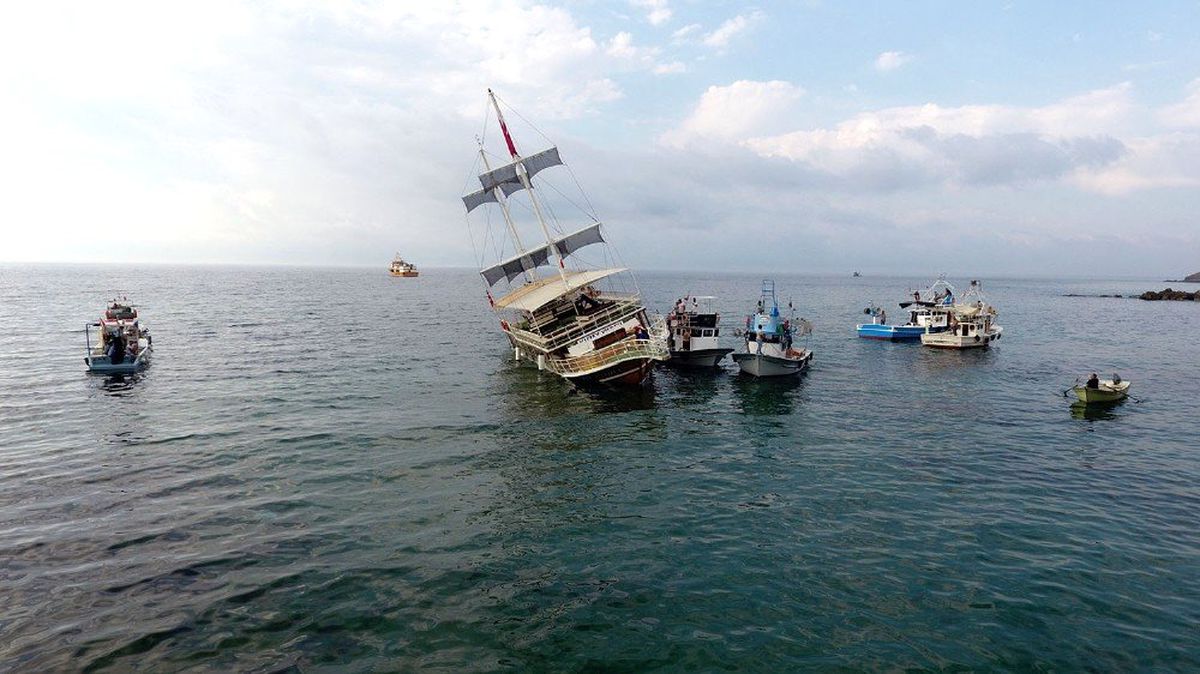 Sinop\'ta karaya oturan gezi teknesini kurtarma çalışmaları