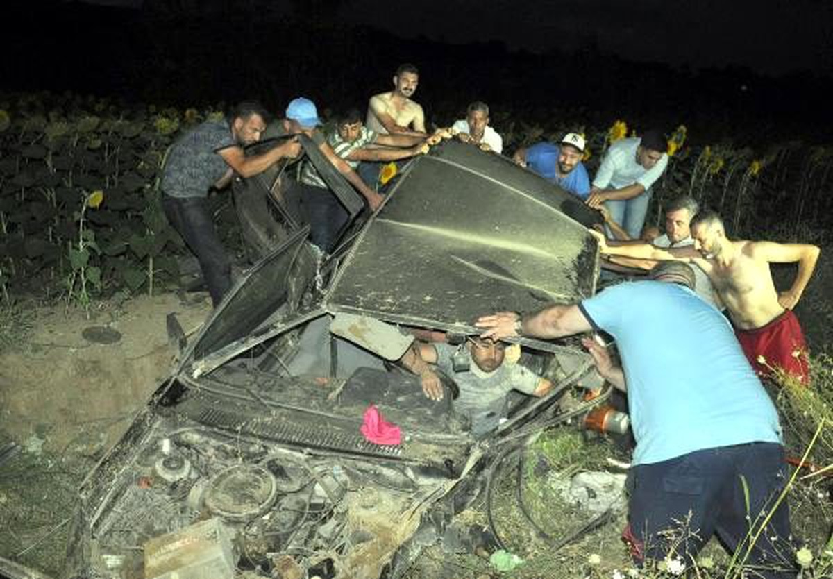 Takla atan otomobil tarlaya devrildi: 4 yaralı