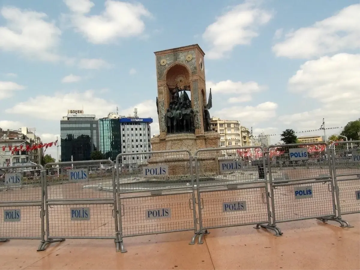 Taksim Cumhuriyet Anıtı bariyerlerle kapatıldı