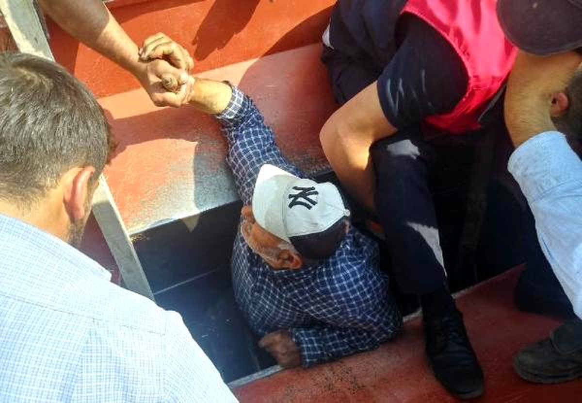 Tamir için girdiği patosta sıkıştı, itfaiye kurtardı