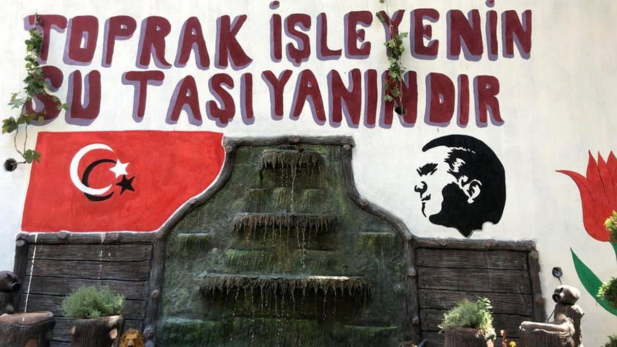 Tarım ve Orman İlçe Müdürlüğü bahçesine Atatürk ve Türk bayrağı çizildi