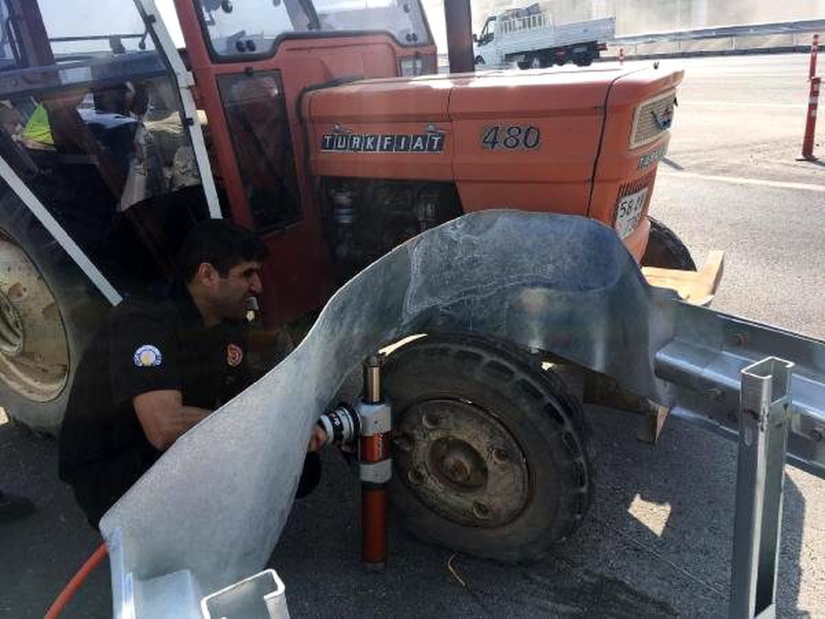 Tekeri bariyerlere sıkışan traktör, itfaiye yardımıyla çıkarıldı