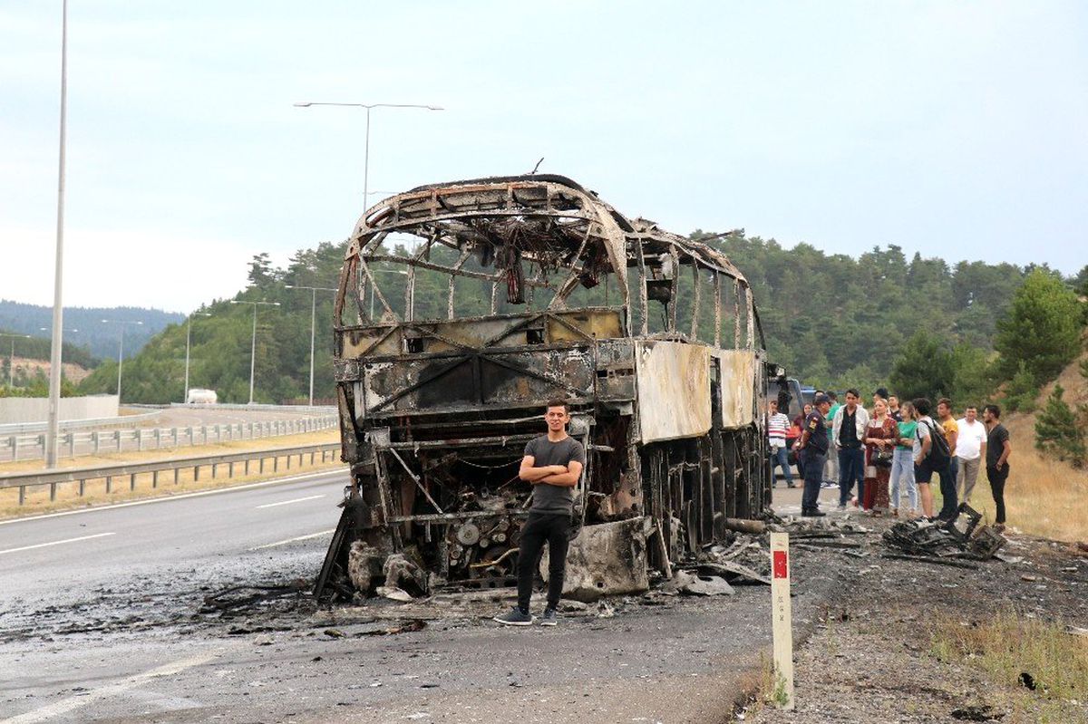 TEM\'de, seyir halindeki otobüs alev alev yandı