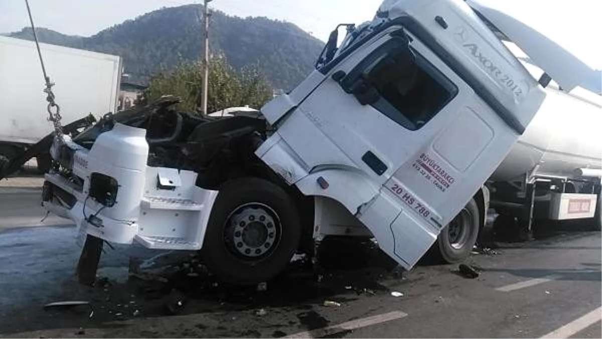 TIR, kamyona çarptı: 1 yaralı