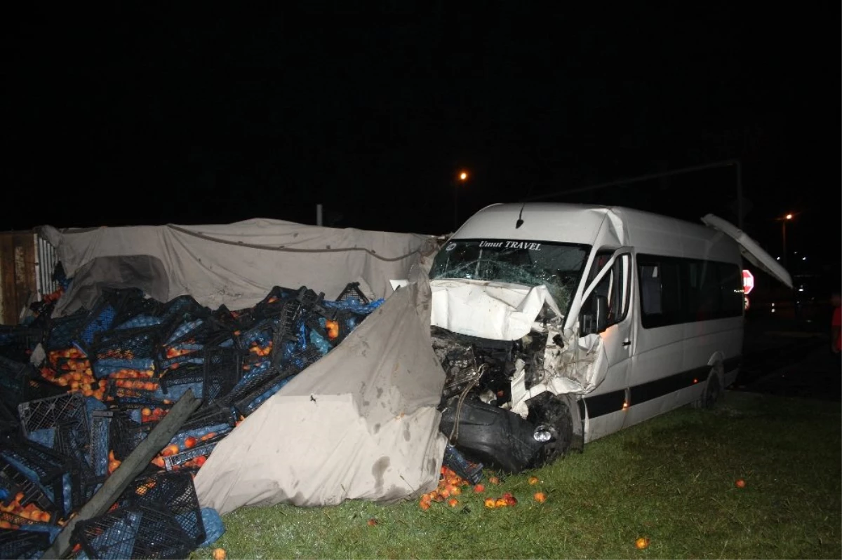 Tur minibüsü kamyona çarptı: 5\'i turist 6 yaralı