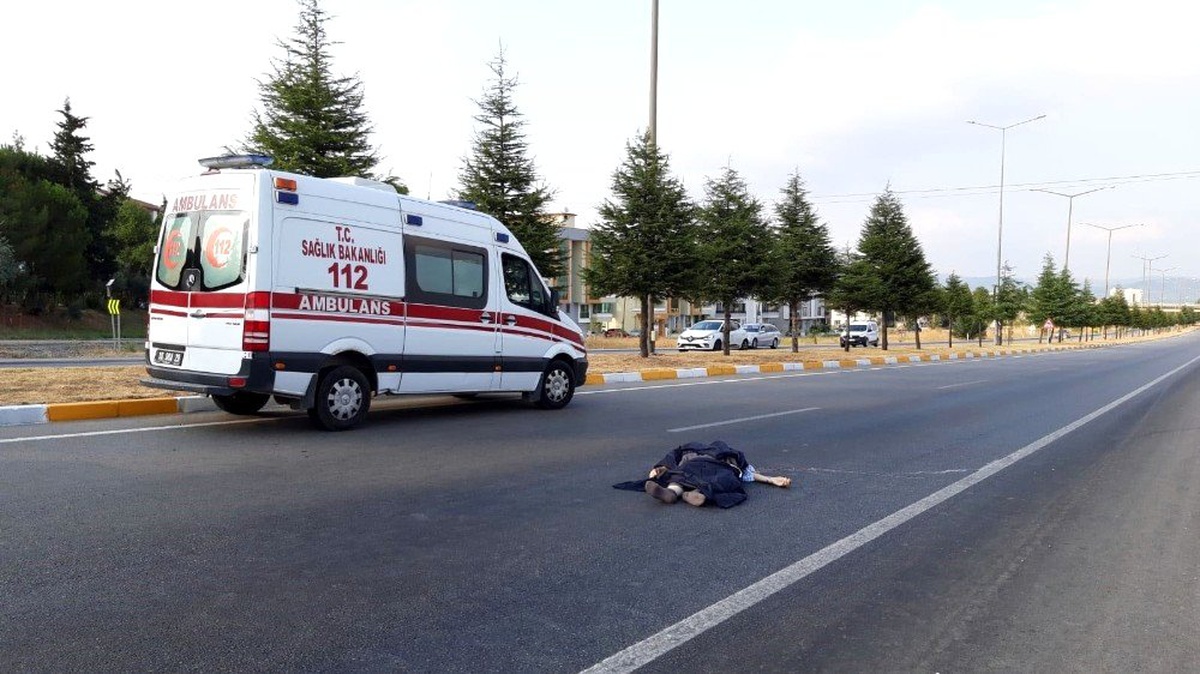 Yolun karşısına geçerken aracın çarptığı yaşlı adam hayatını kaybetti