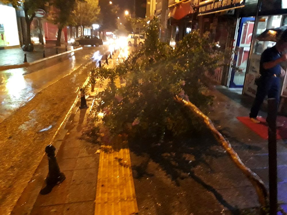 15 dakikalık yağış ve fırtına hayatı felç etti