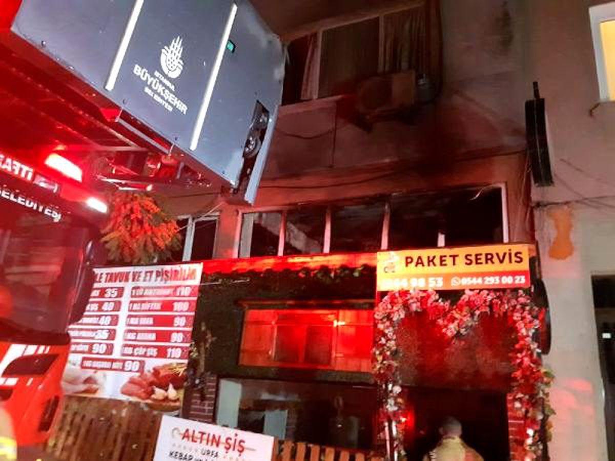 4 katlı binanın giriş katındaki daire alev alev yandı