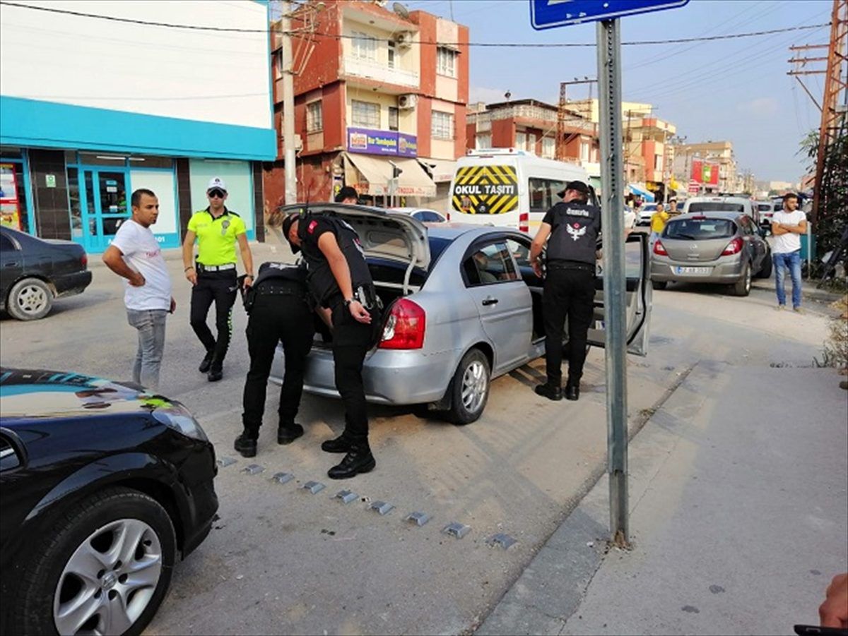 Adana\'da polis denetimlerinde silah ve uyuşturucu ele geçirildi